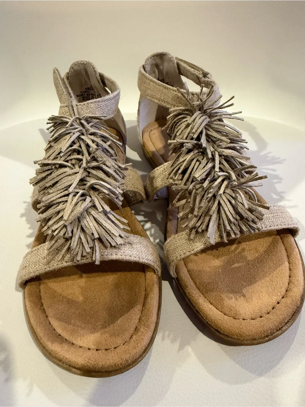 ☀️🌊 Girl’s Minnetonka Beige Fringe Suede Sandals NWT